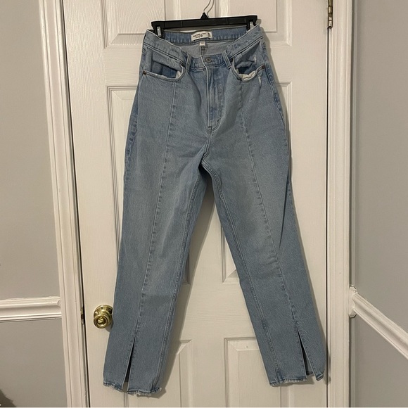 Abercrombie & Fitch Curve Love 90’s Straight Ultra High Rise Jeans with Vent Hem - Picture 5 of 6